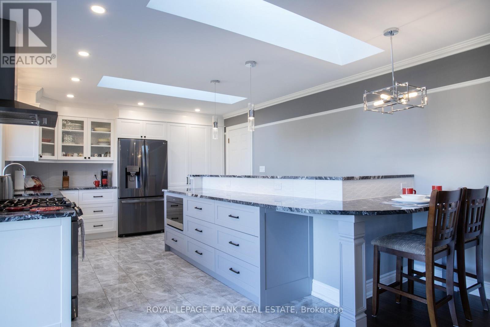 15 Hallett Crescent, Kawartha Lakes, Ontario  K0M 2C0 - Photo 14 - X12561600