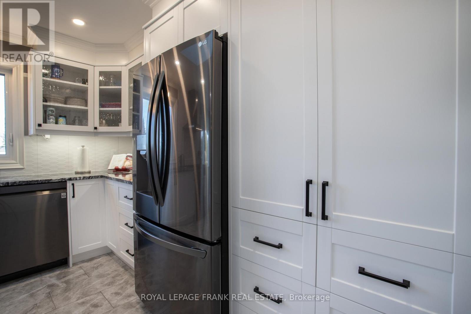 15 Hallett Crescent, Kawartha Lakes, Ontario  K0M 2C0 - Photo 18 - X12561600