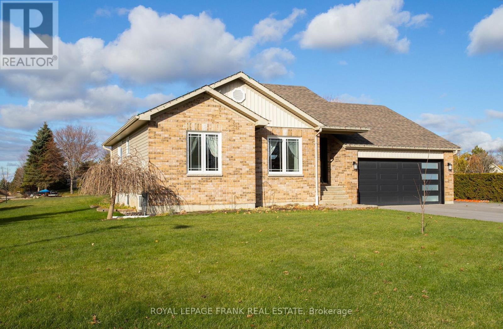 15 Hallett Crescent, Kawartha Lakes, Ontario  K0M 2C0 - Photo 3 - X12561600