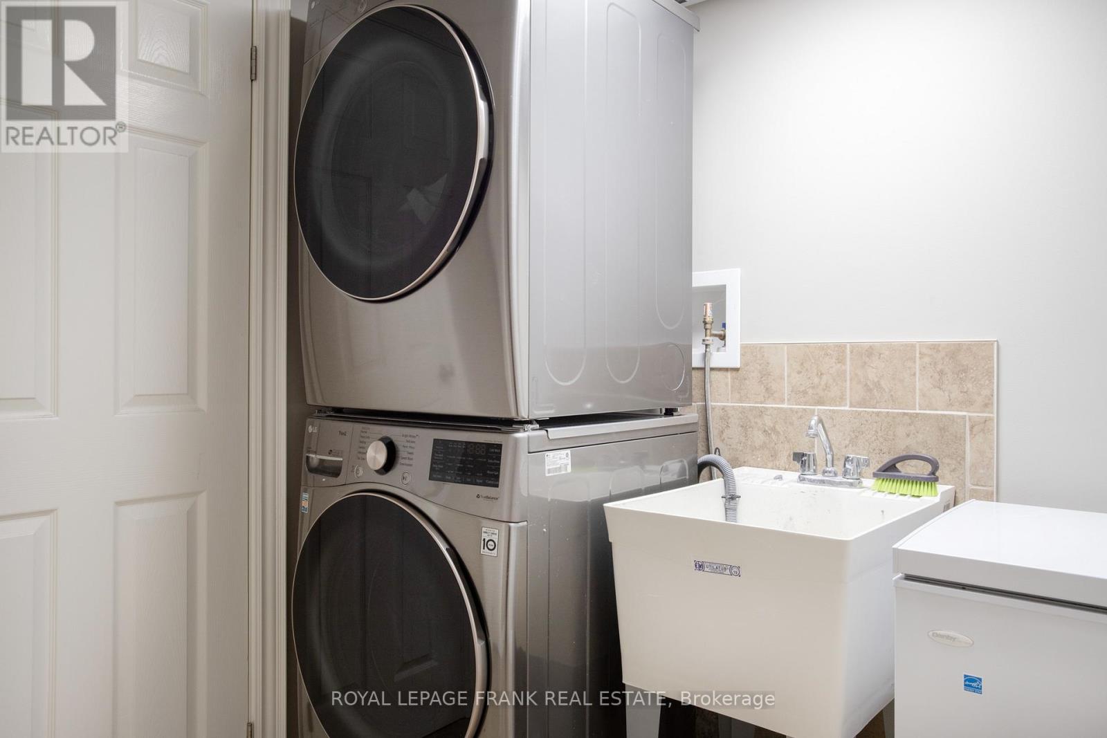 15 Hallett Crescent, Kawartha Lakes, Ontario  K0M 2C0 - Photo 34 - X12561600