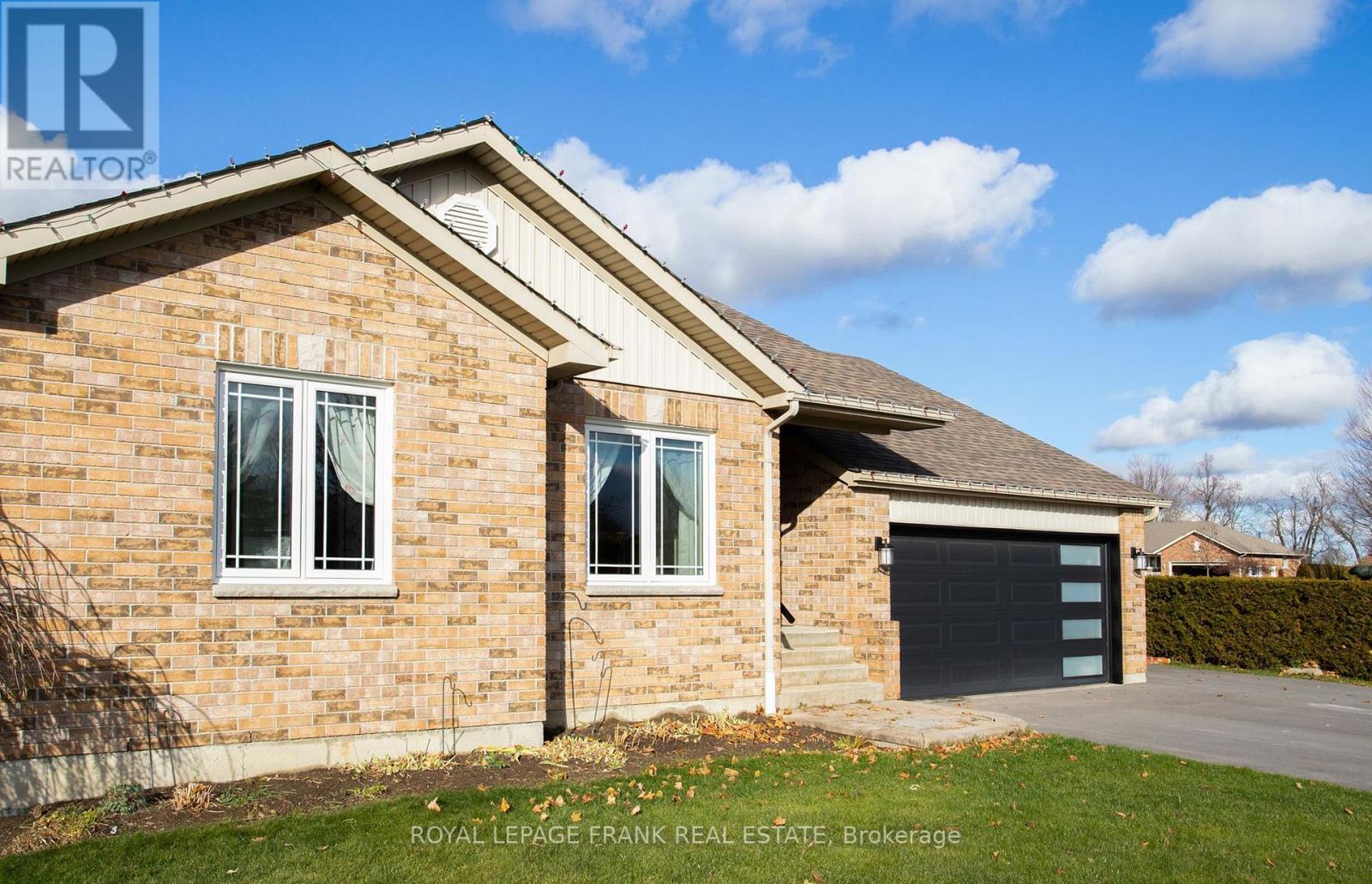 15 Hallett Crescent, Kawartha Lakes, Ontario  K0M 2C0 - Photo 4 - X12561600