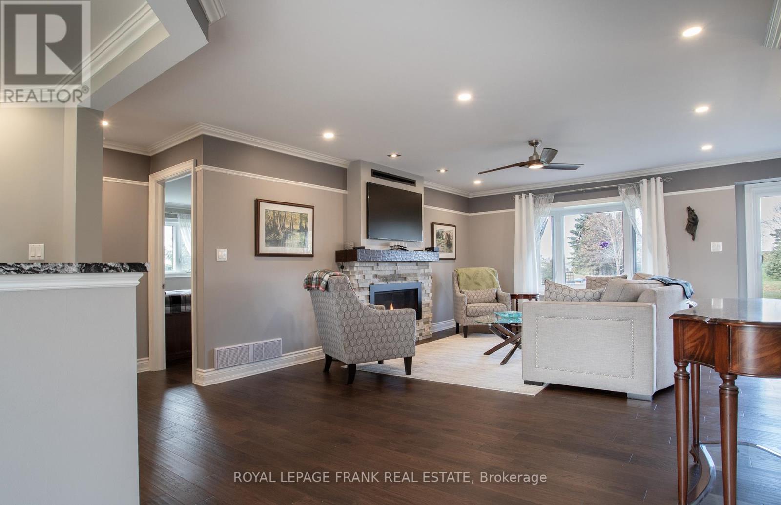 15 Hallett Crescent, Kawartha Lakes, Ontario  K0M 2C0 - Photo 7 - X12561600