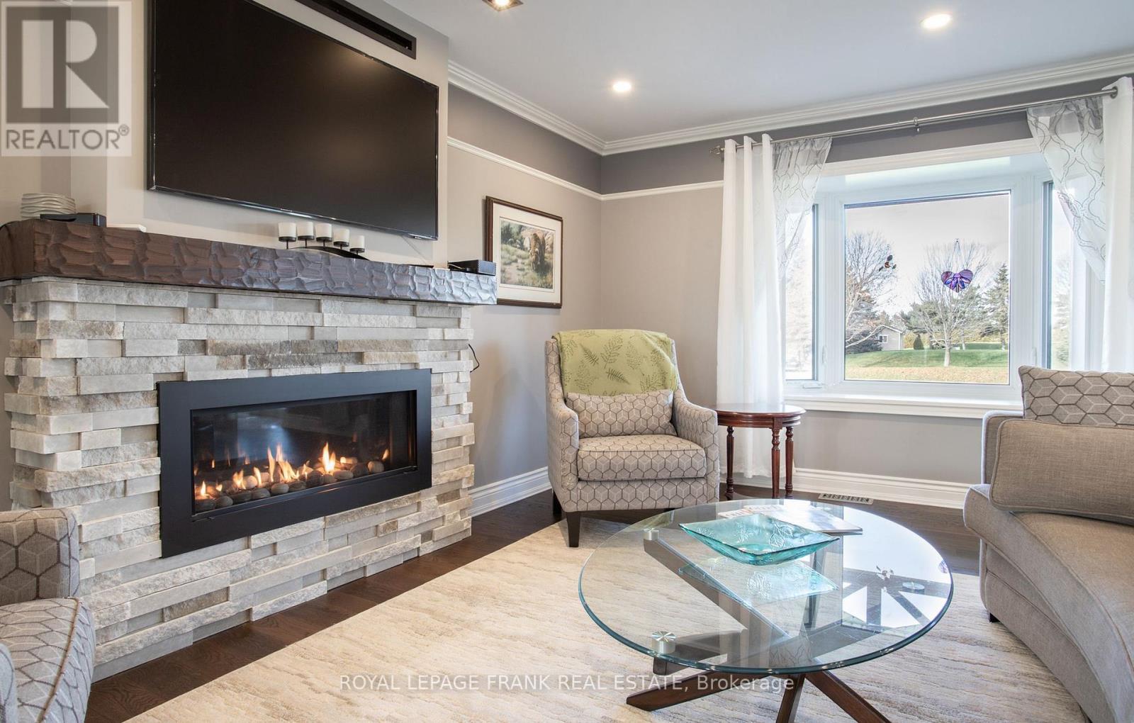 15 Hallett Crescent, Kawartha Lakes, Ontario  K0M 2C0 - Photo 8 - X12561600