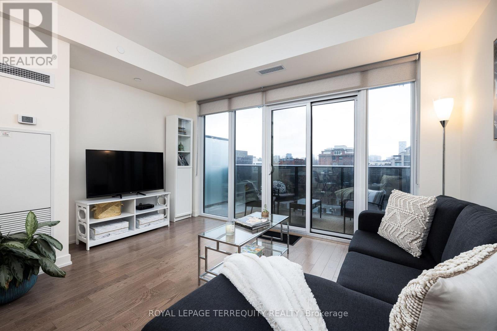 610 - 330 Richmond Street W, Toronto, Ontario  M5V 0M4 - Photo 3 - C12561630