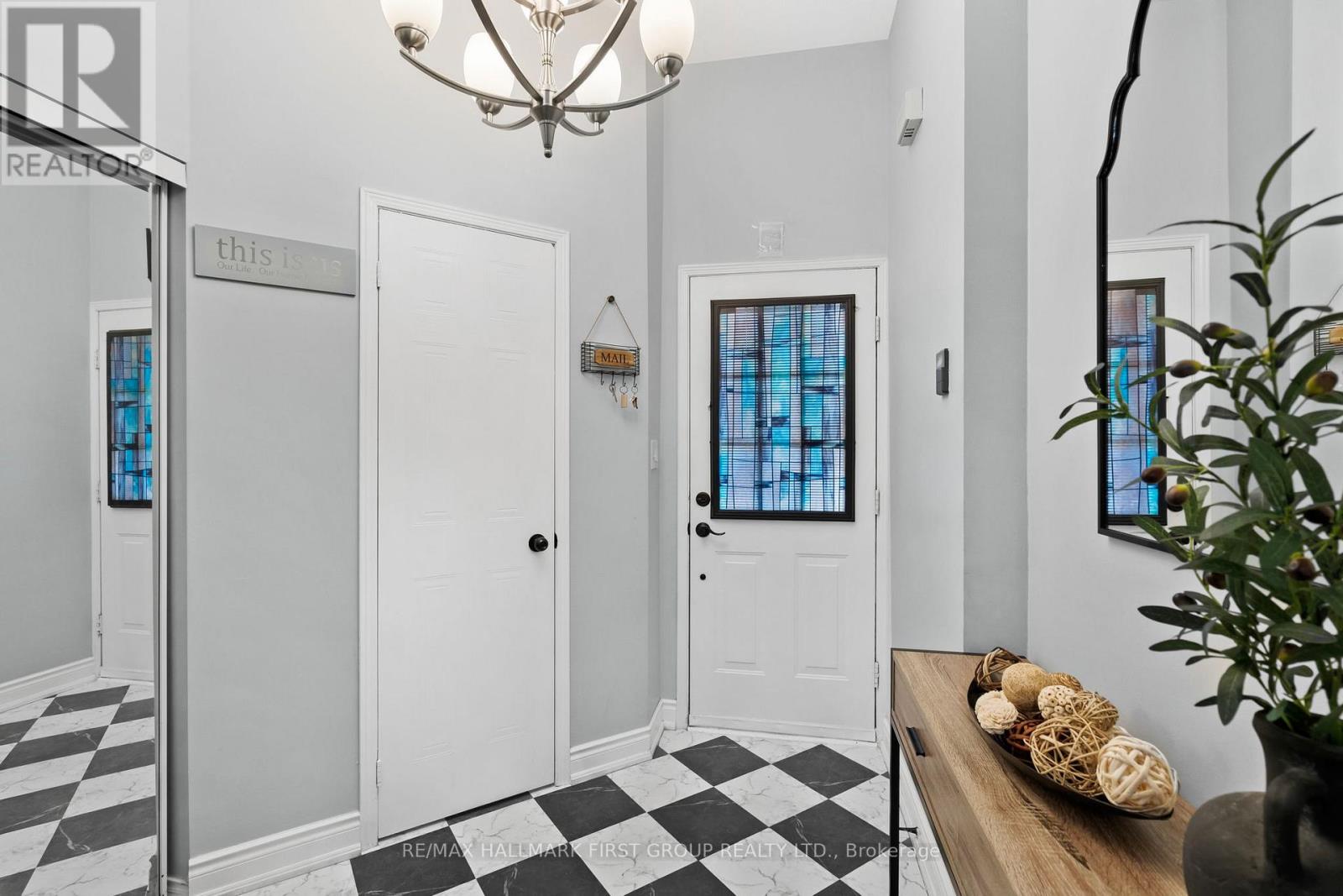 1696 Woodgate Trail, Oshawa, Ontario  L1G 8B4 - Photo 3 - E12561626