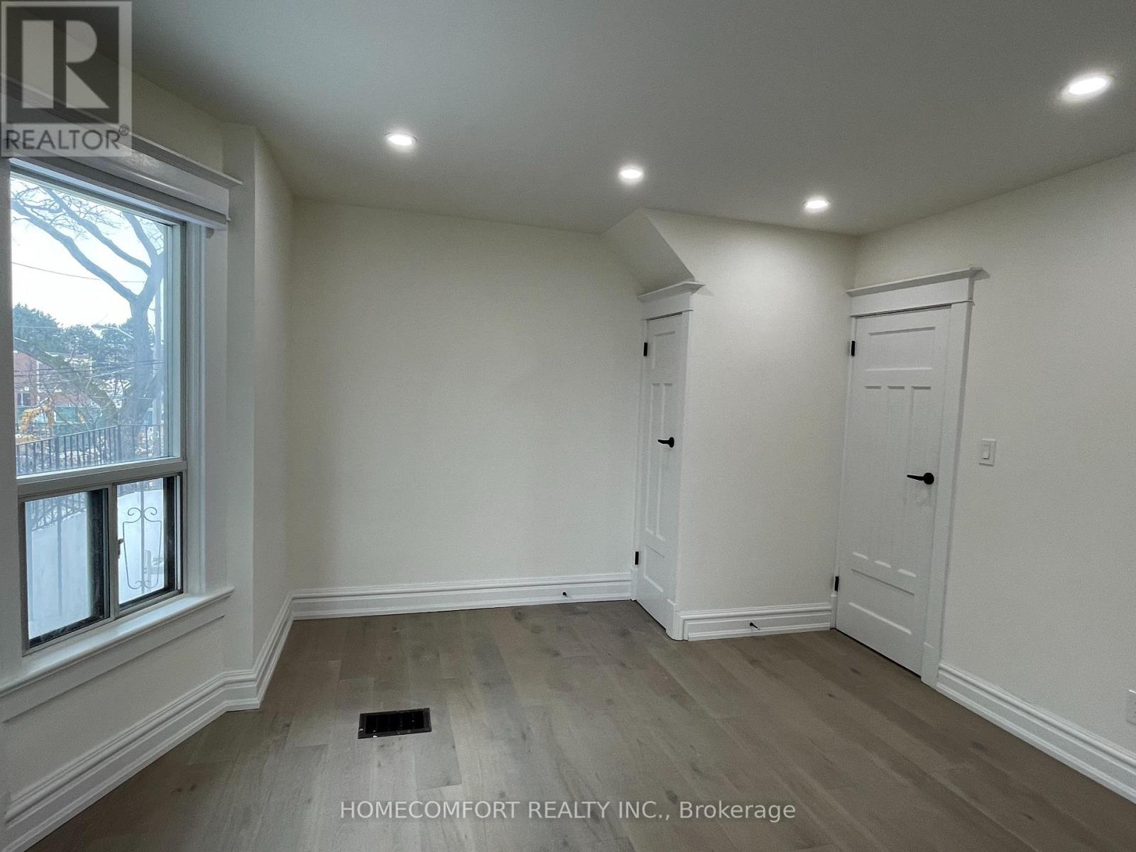 Upper - 33 Strathmore Boulevard, Toronto, Ontario  M4J 1P1 - Photo 10 - E12561664