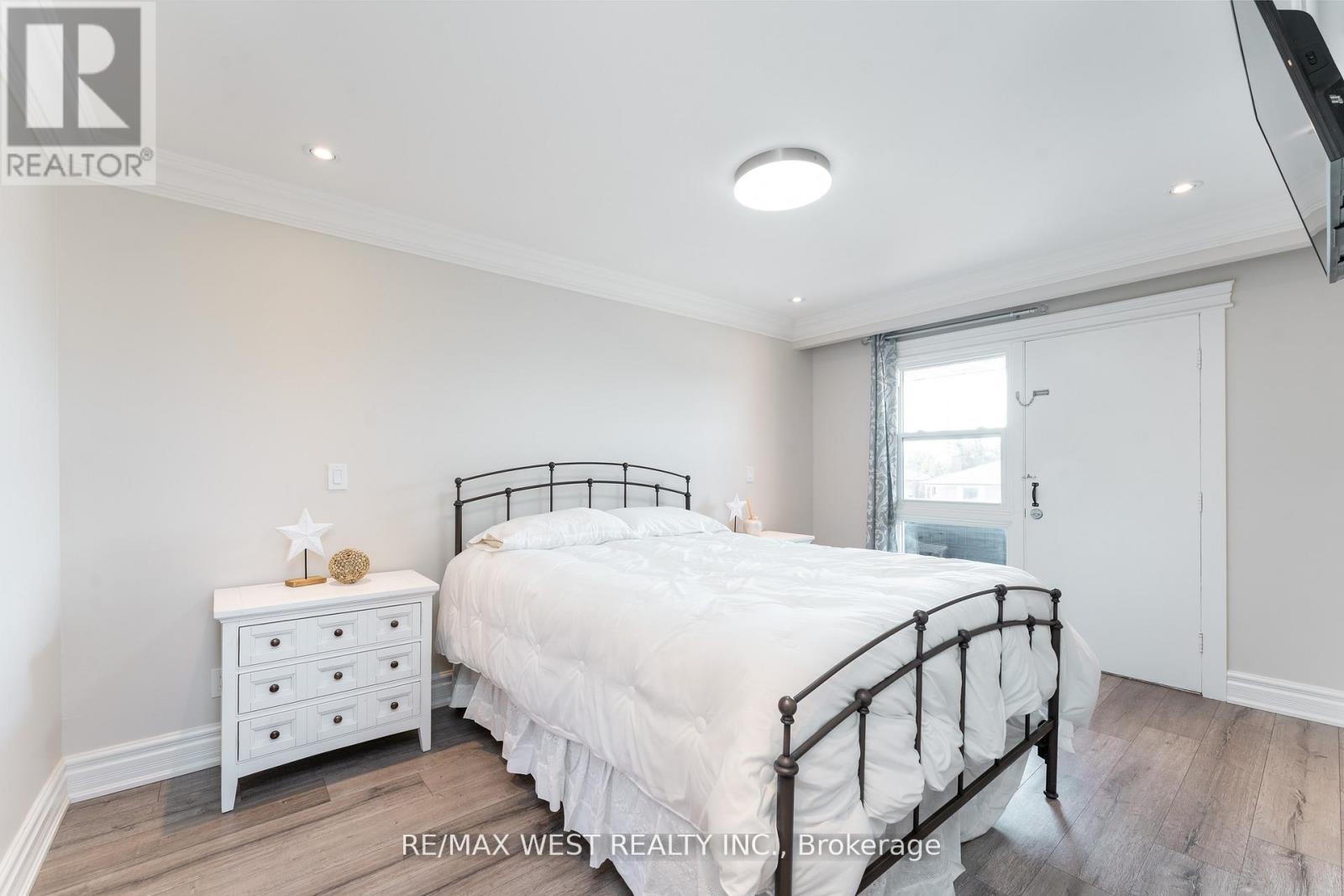 70 Wheatsheaf Crescent, Toronto, Ontario  M3N 1P6 - Photo 18 - W12561582