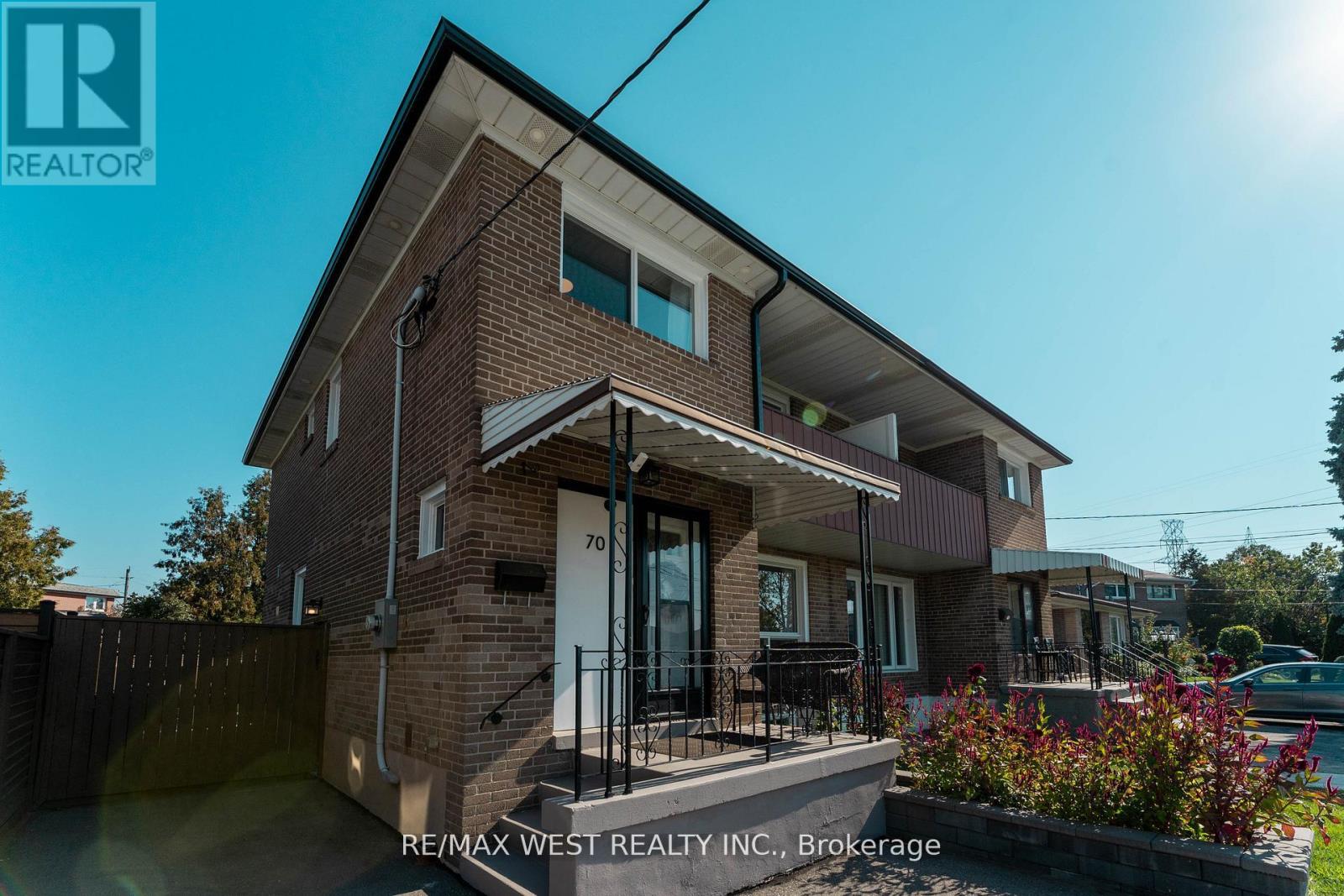 70 Wheatsheaf Crescent, Toronto, Ontario  M3N 1P6 - Photo 2 - W12561582