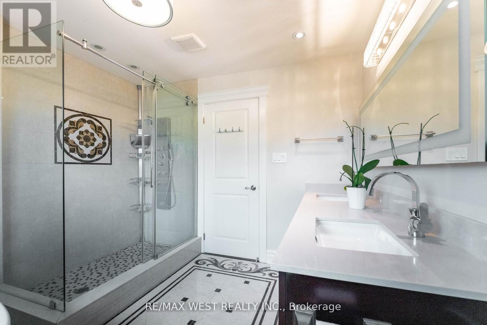 70 Wheatsheaf Crescent, Toronto, Ontario  M3N 1P6 - Photo 23 - W12561582