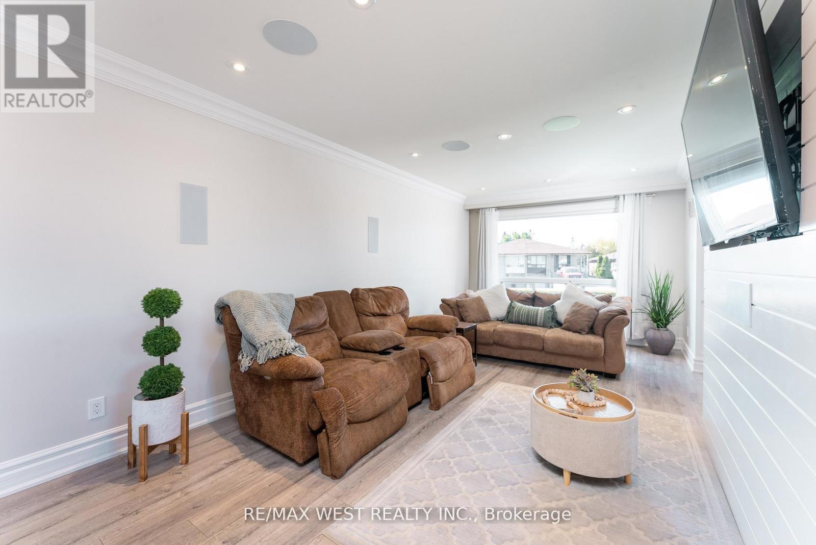 70 Wheatsheaf Crescent, Toronto, Ontario  M3N 1P6 - Photo 6 - W12561582