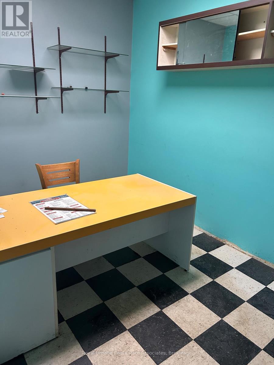 152 Guelph Street, Halton Hills, Ontario  L7G 4A6 - Photo 3 - W12561642