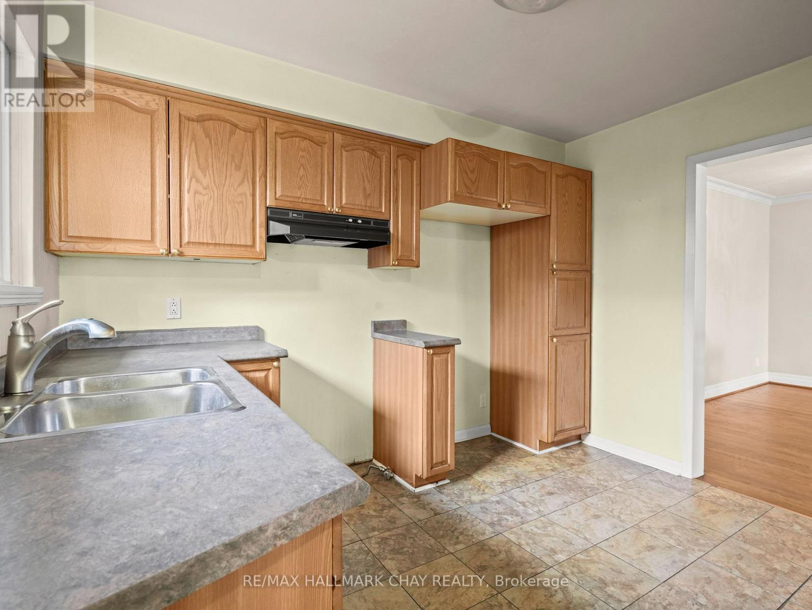 18 Ludgate Drive, Toronto, Ontario  M9W 2Y3 - Photo 6 - W12561672