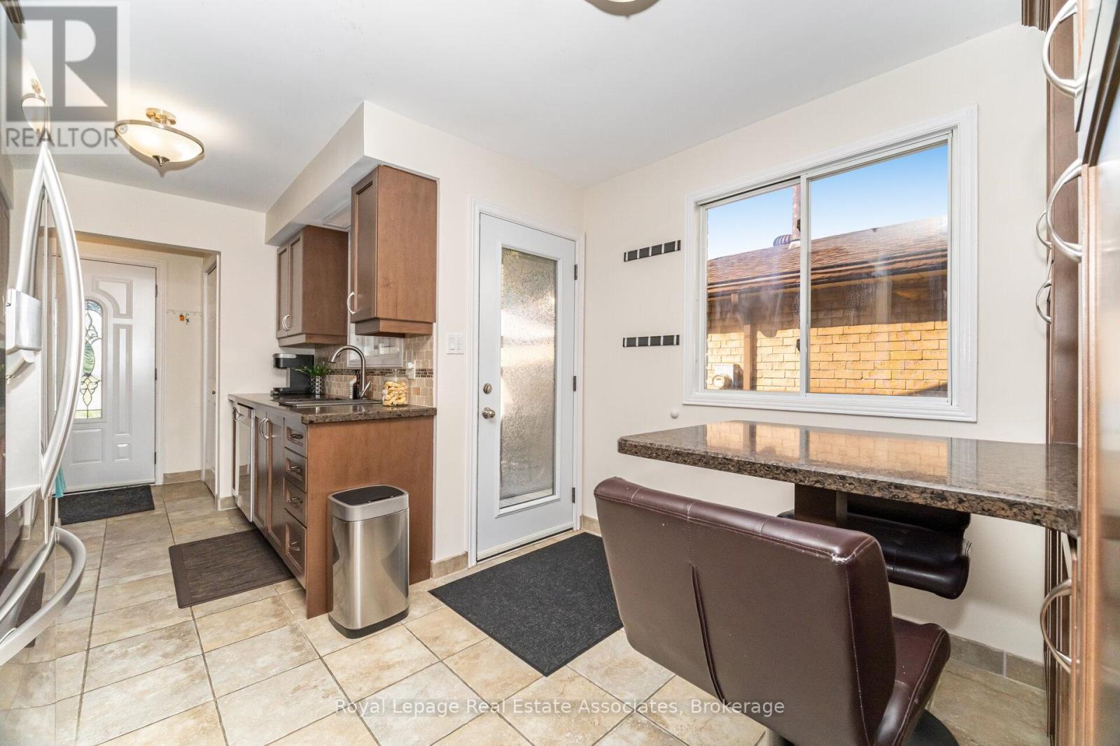 225 Golfwood Drive, Hamilton, Ontario  L9C 7C6 - Photo 12 - X12561578