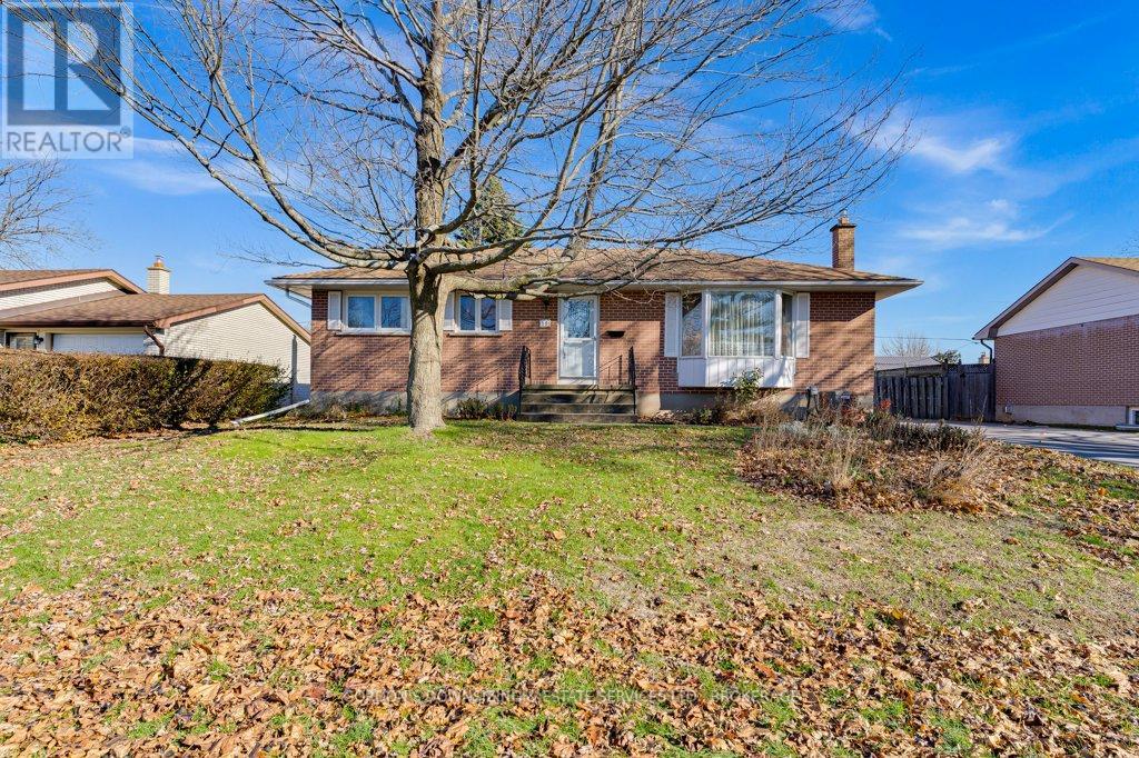 59 Oxford Crescent, Loyalist, Ontario  K7N 1R1 - Photo 3 - X12561704