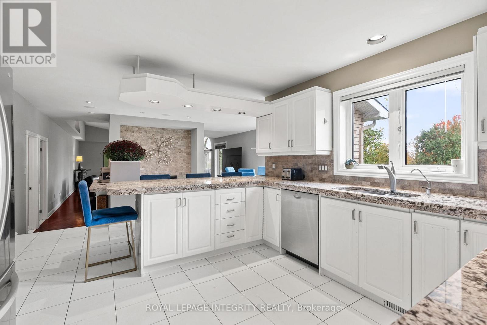 6 Marchbrook Circle, Ottawa, Ontario  K2W 1A1 - Photo 17 - X12456164