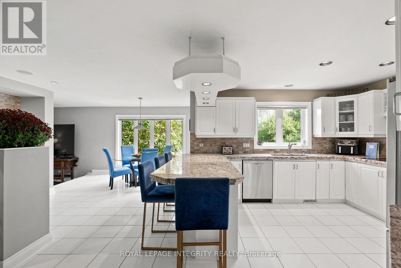 6 Marchbrook Circle, Ottawa, Ontario  K2W 1A1 - Photo 15 - X12456164