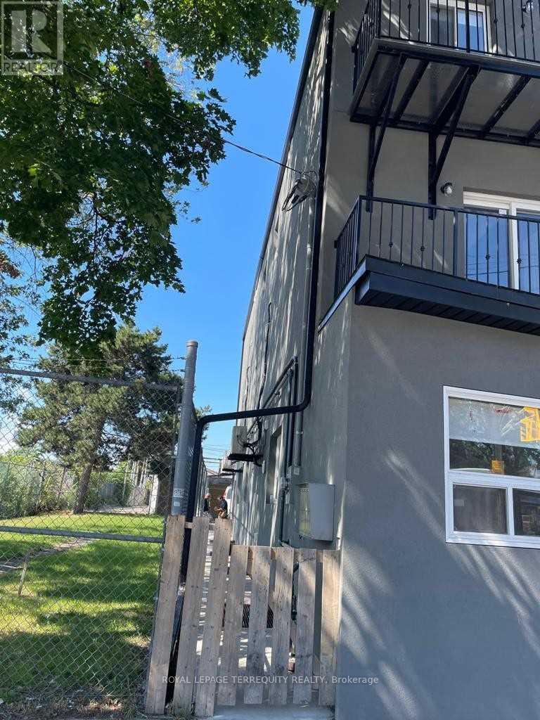 3 - 646 Lansdowne Avenue, Toronto, Ontario  M6H 3Y7 - Photo 2 - C12561698