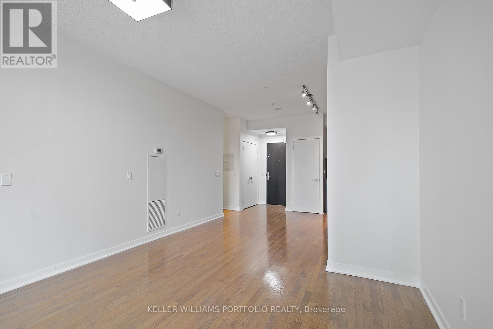 1104 - 770 Bay Street, Toronto, Ontario  M5G 0A6 - Photo 10 - C12561770