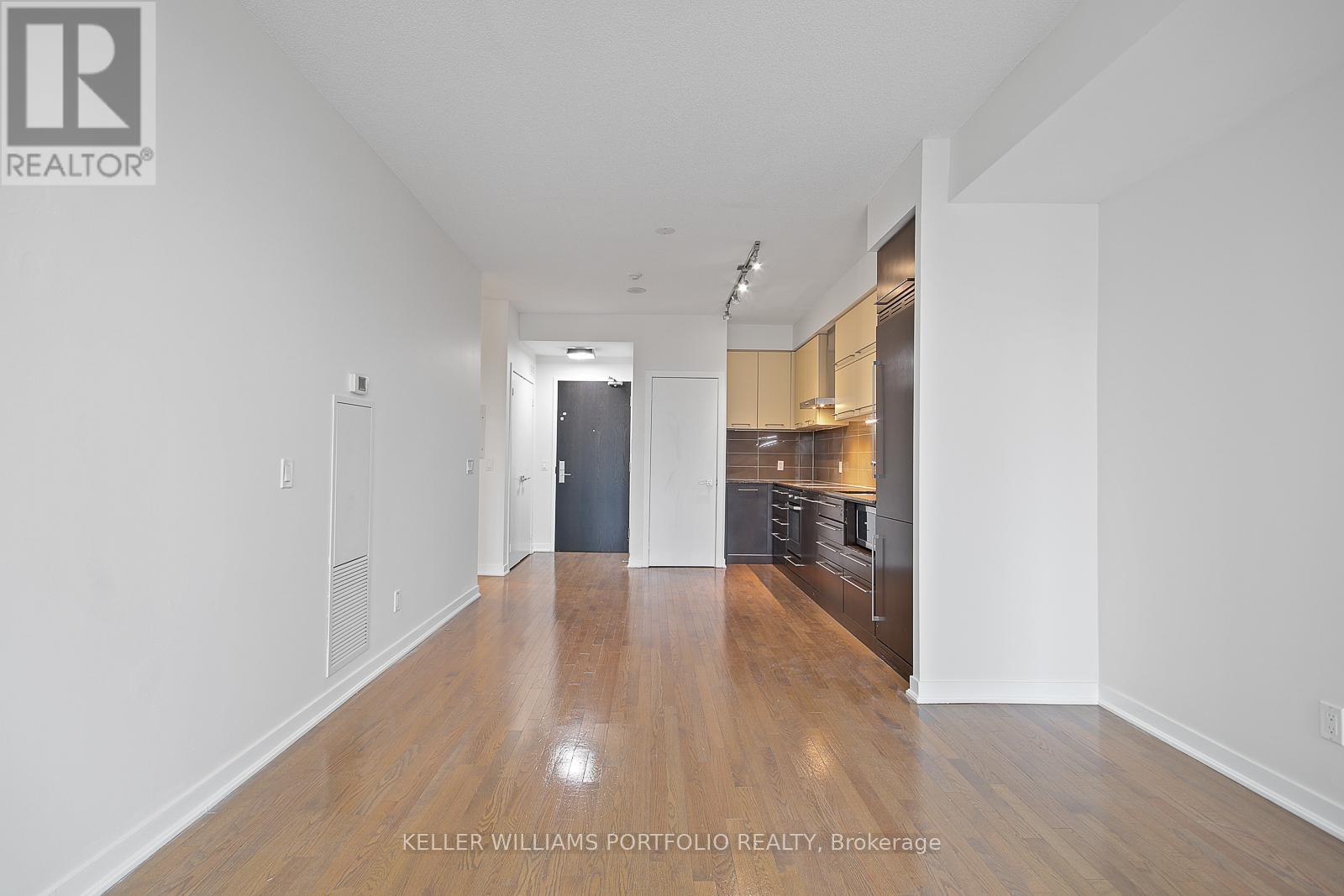 1104 - 770 Bay Street, Toronto, Ontario  M5G 0A6 - Photo 11 - C12561770