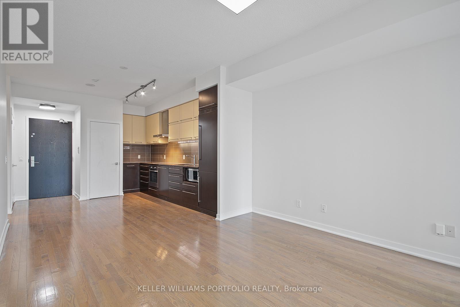 1104 - 770 Bay Street, Toronto, Ontario  M5G 0A6 - Photo 12 - C12561770