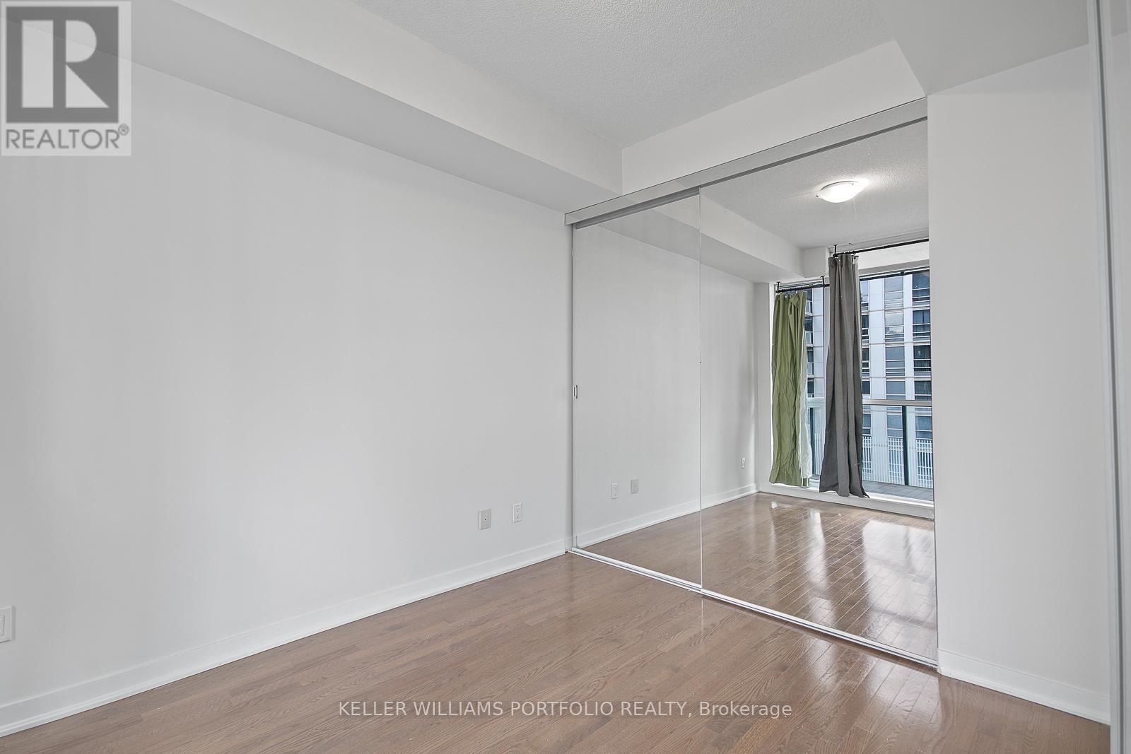 1104 - 770 Bay Street, Toronto, Ontario  M5G 0A6 - Photo 13 - C12561770