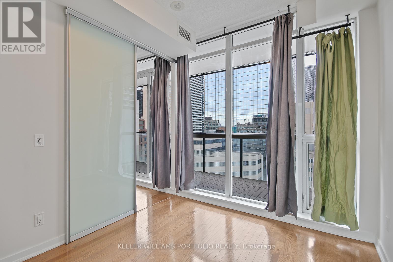 1104 - 770 Bay Street, Toronto, Ontario  M5G 0A6 - Photo 15 - C12561770