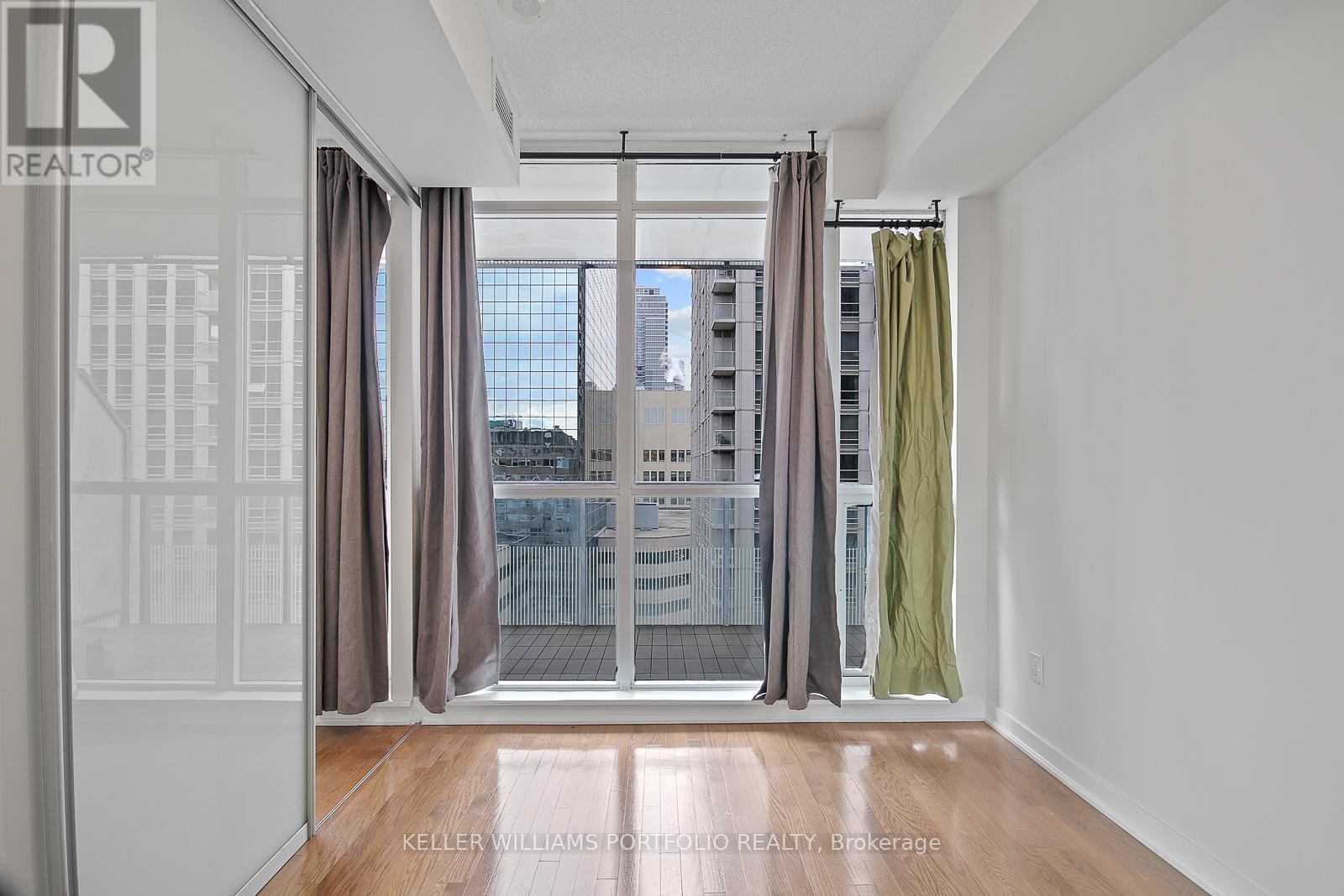 1104 - 770 Bay Street, Toronto, Ontario  M5G 0A6 - Photo 16 - C12561770