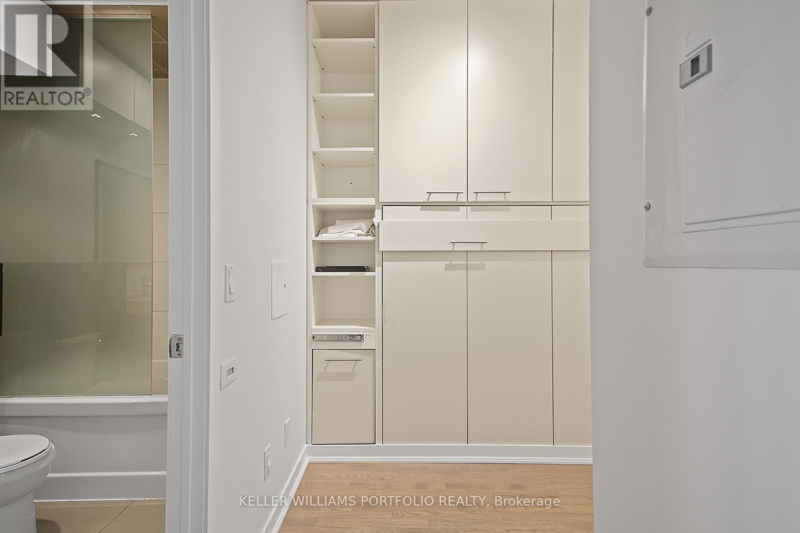 1104 - 770 Bay Street, Toronto, Ontario  M5G 0A6 - Photo 17 - C12561770