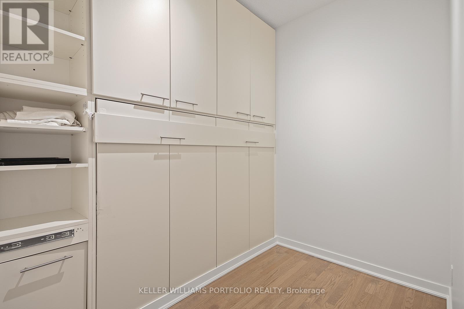 1104 - 770 Bay Street, Toronto, Ontario  M5G 0A6 - Photo 18 - C12561770