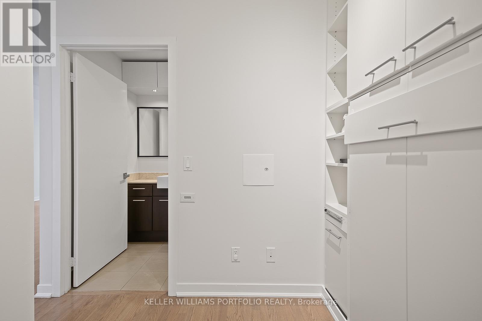 1104 - 770 Bay Street, Toronto, Ontario  M5G 0A6 - Photo 19 - C12561770