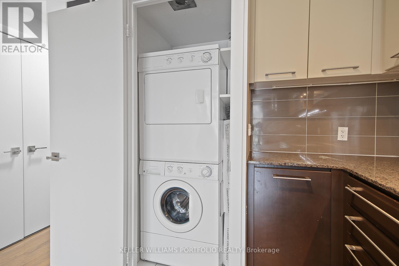 1104 - 770 Bay Street, Toronto, Ontario  M5G 0A6 - Photo 21 - C12561770