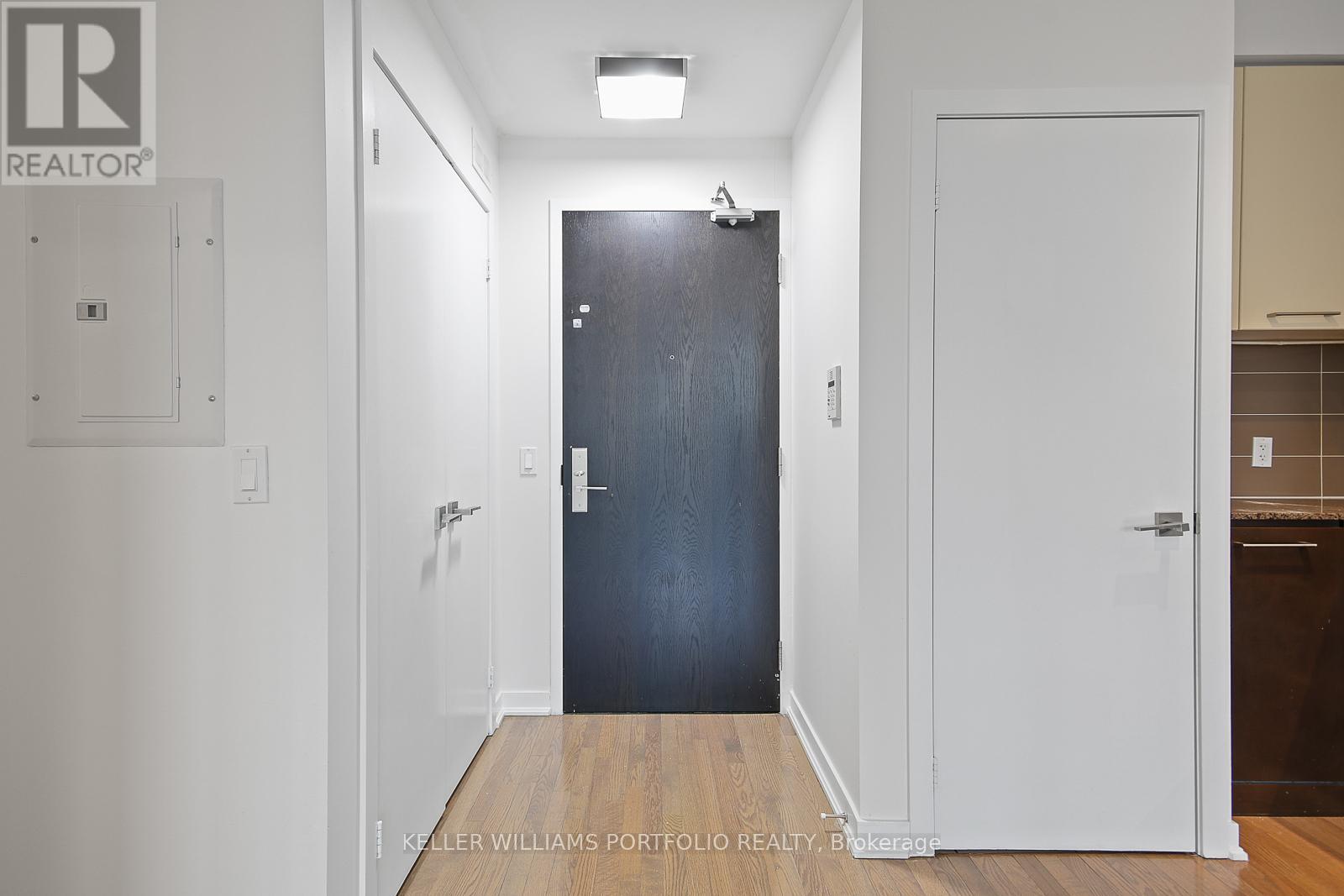 1104 - 770 Bay Street, Toronto, Ontario  M5G 0A6 - Photo 3 - C12561770