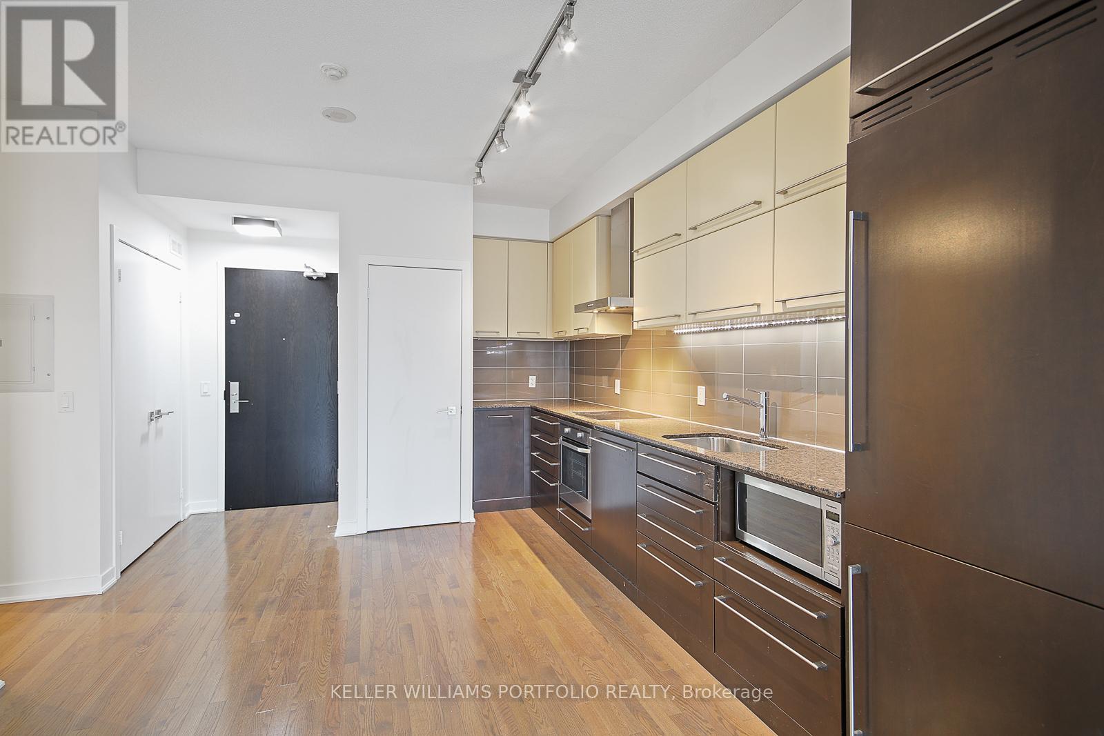 1104 - 770 Bay Street, Toronto, Ontario  M5G 0A6 - Photo 6 - C12561770