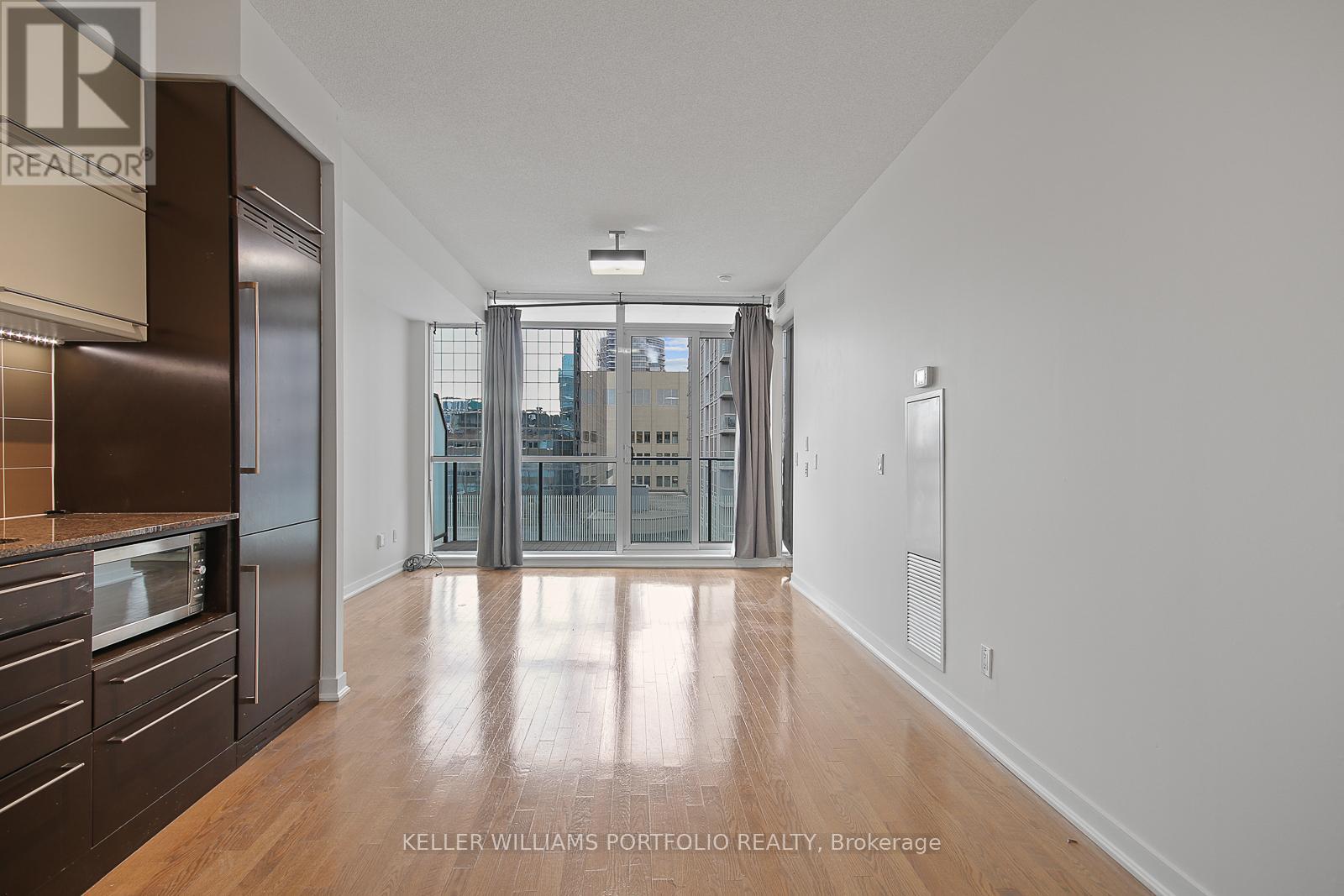 1104 - 770 Bay Street, Toronto, Ontario  M5G 0A6 - Photo 7 - C12561770