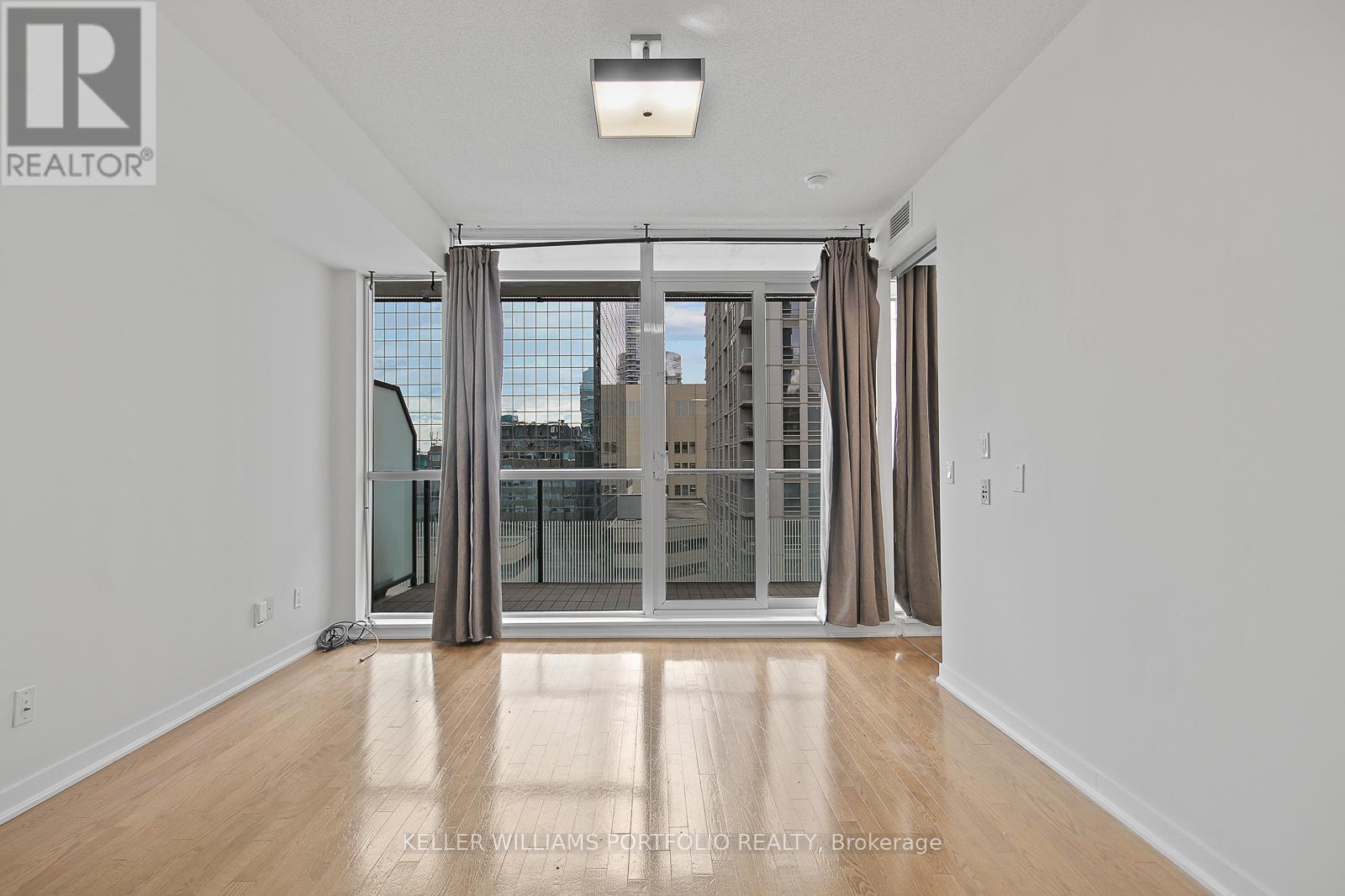 1104 - 770 Bay Street, Toronto, Ontario  M5G 0A6 - Photo 8 - C12561770