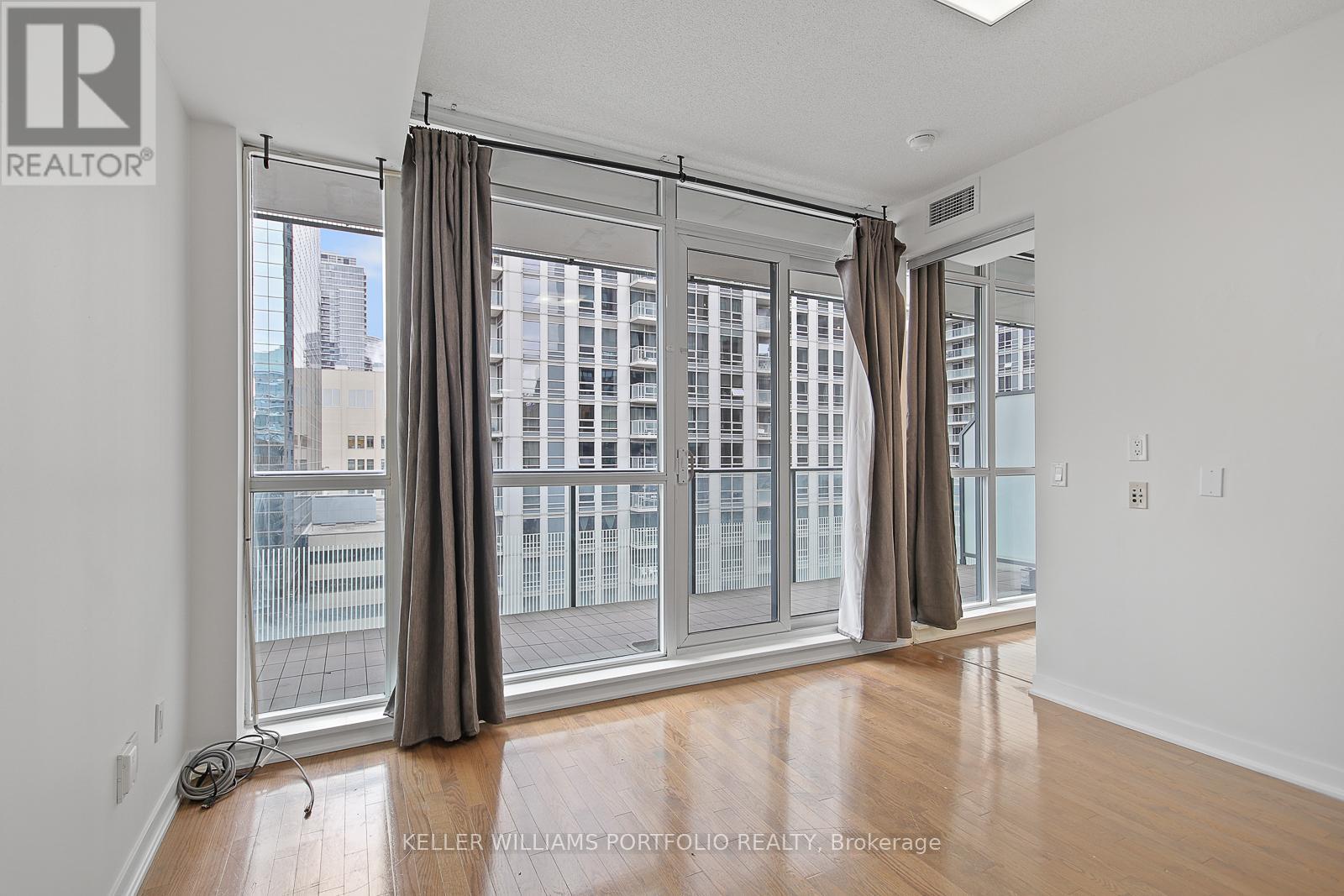 1104 - 770 Bay Street, Toronto, Ontario  M5G 0A6 - Photo 9 - C12561770