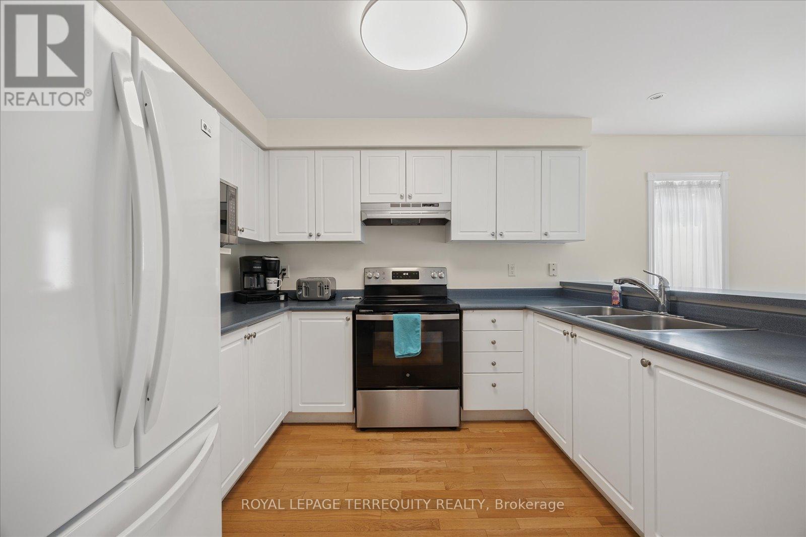 15 Waring Avenue, Whitby, Ontario  L1M 1G4 - Photo 11 - E12561722