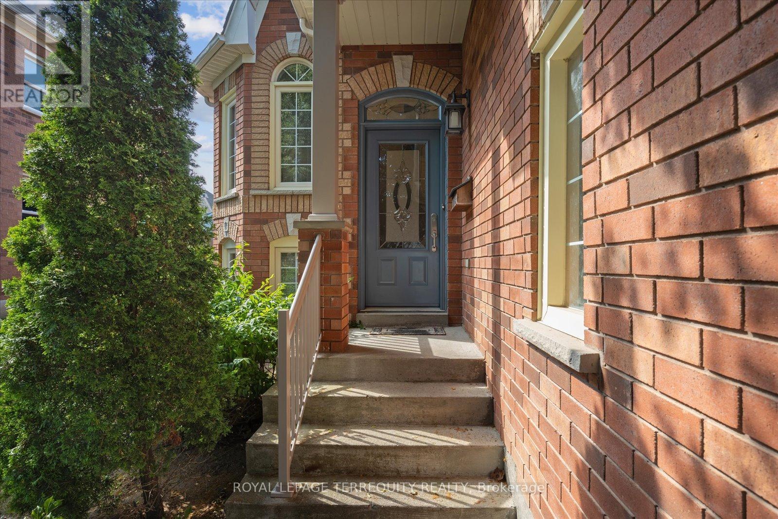 15 Waring Avenue, Whitby, Ontario  L1M 1G4 - Photo 2 - E12561722