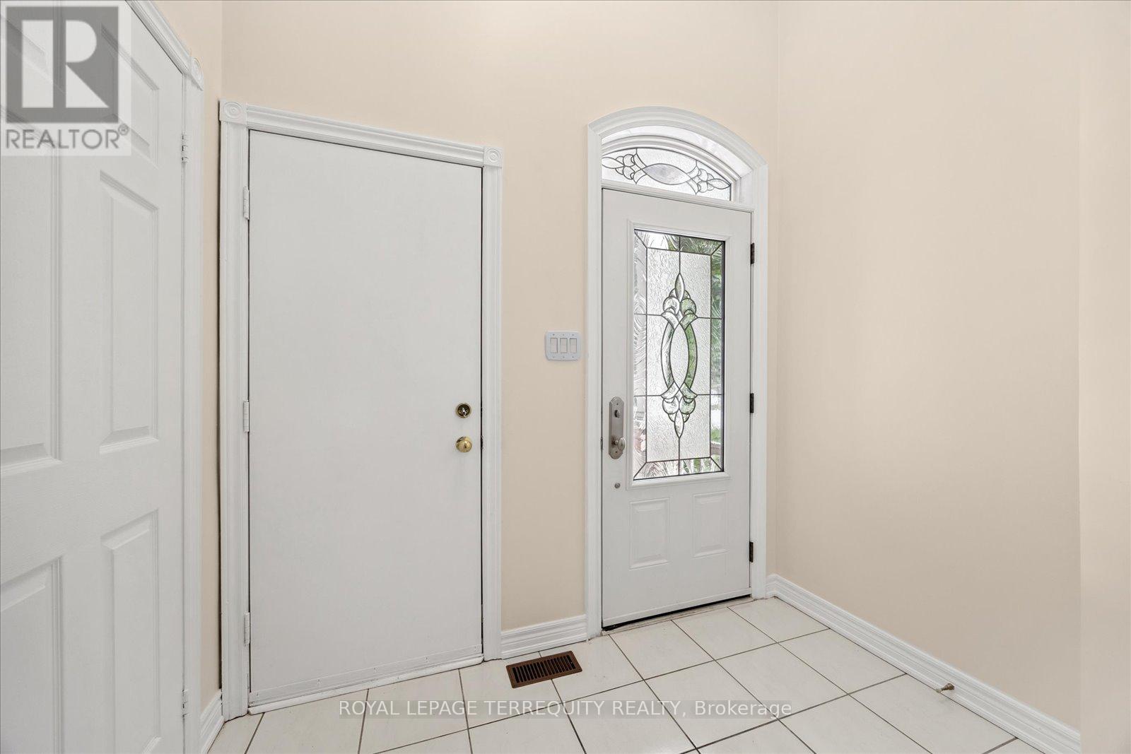 15 Waring Avenue, Whitby, Ontario  L1M 1G4 - Photo 3 - E12561722