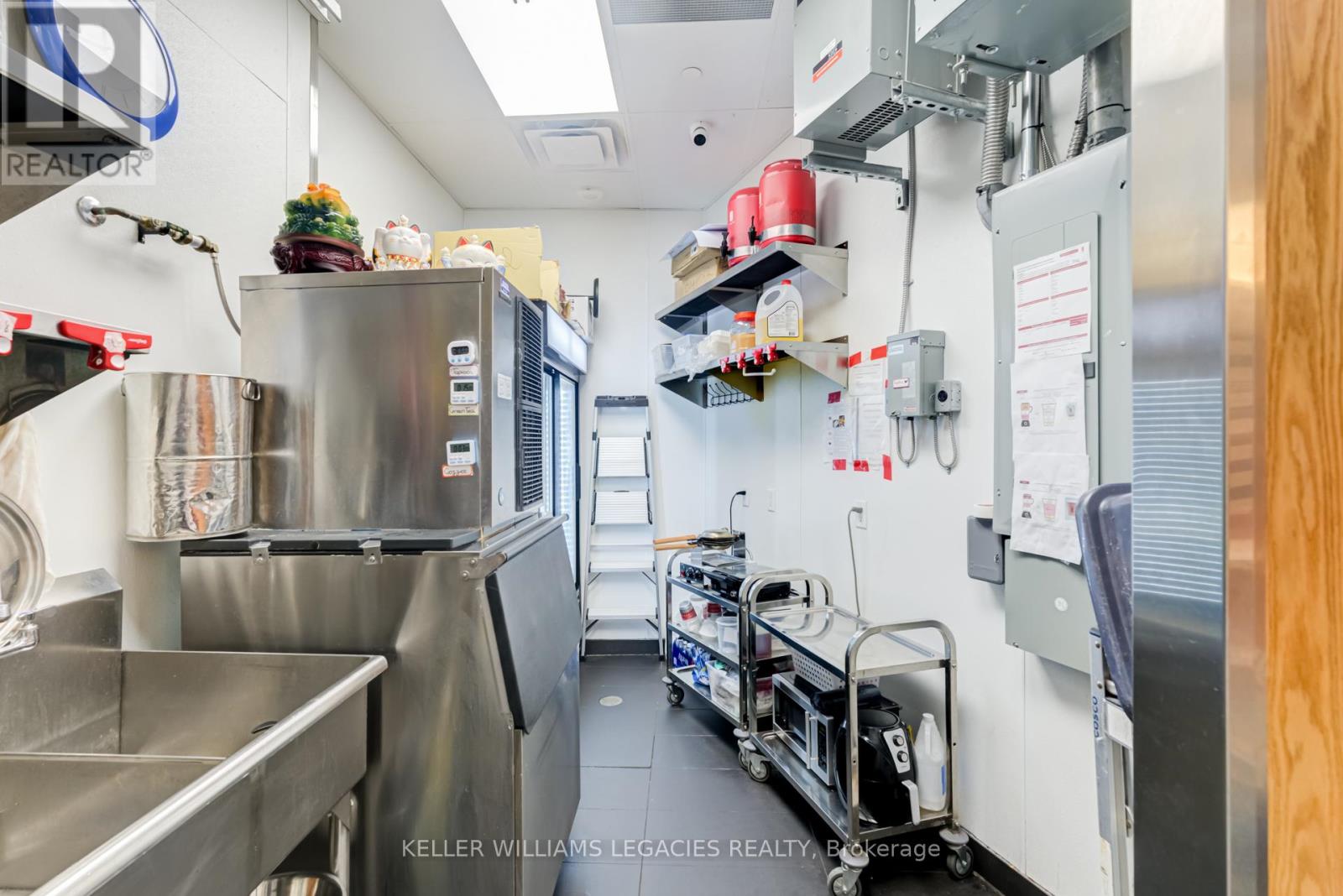 1885a - 25 The West Mall, Toronto, Ontario M9C 1B8 - Photo 9 - W12266367