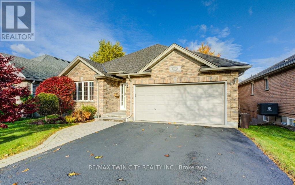 670 Salzburg Drive, Waterloo, Ontario N2V 2N8 - Photo 3 - X12512492