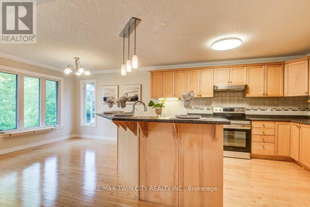 670 Salzburg Drive, Waterloo, Ontario N2V 2N8 - Photo 11 - X12512492