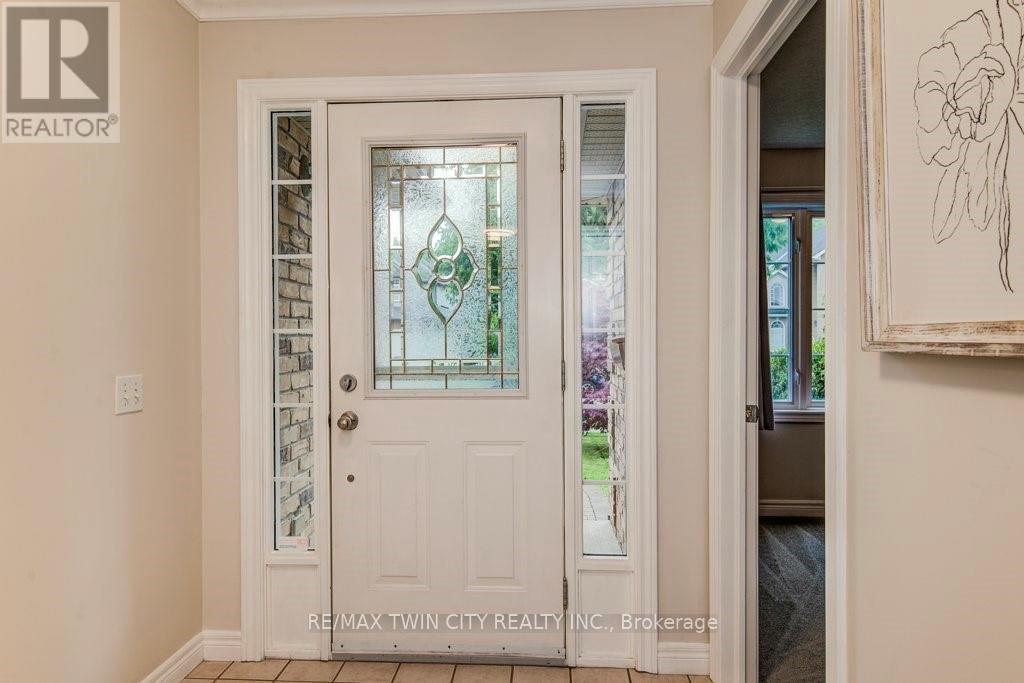 670 Salzburg Drive, Waterloo, Ontario N2V 2N8 - Photo 5 - X12512492