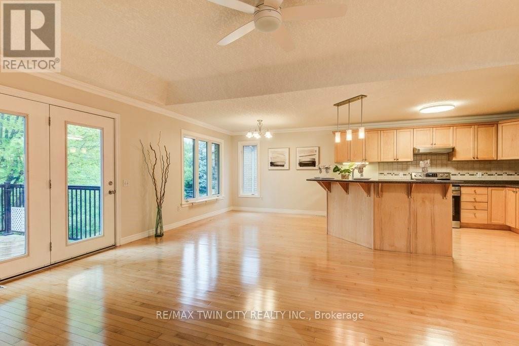 670 Salzburg Drive, Waterloo, Ontario N2V 2N8 - Photo 9 - X12512492