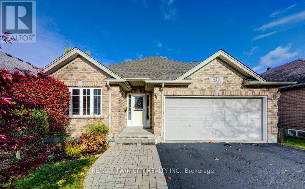 670 Salzburg Drive, Waterloo, Ontario N2V 2N8 - Photo 4 - X12512492