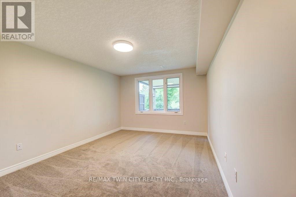 670 Salzburg Drive, Waterloo, Ontario N2V 2N8 - Photo 35 - X12512492