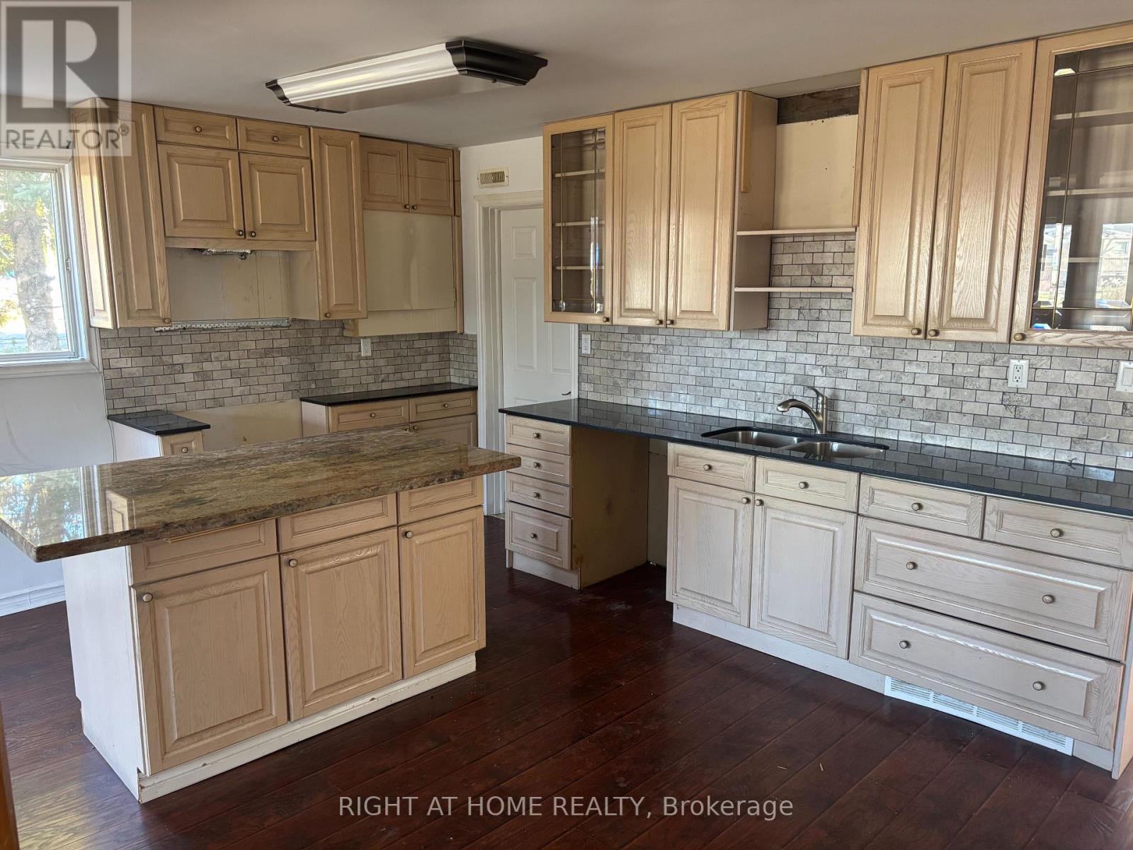 611 Lake Drive S, Georgina, Ontario  L4P 1T4 - Photo 3 - N12561872