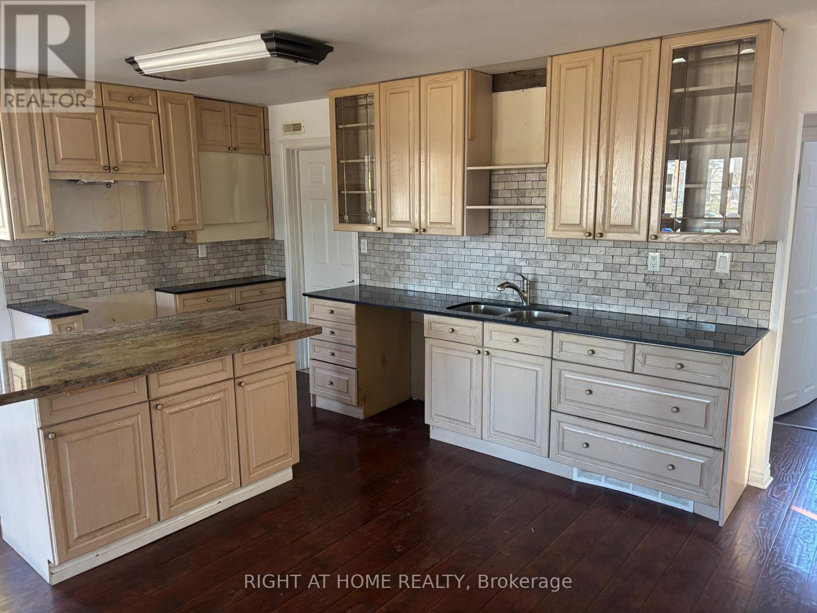 611 Lake Drive S, Georgina, Ontario  L4P 1T4 - Photo 5 - N12561872