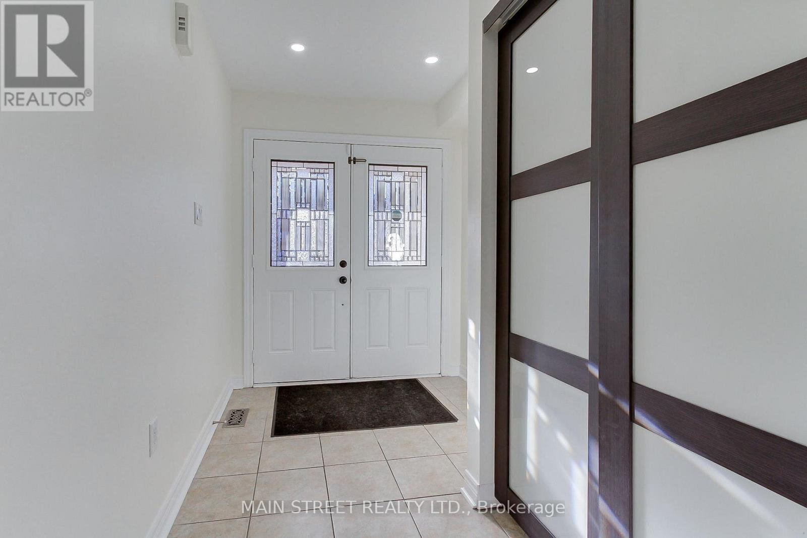 73 Four Seasons Crescent, East Gwillimbury, Ontario  L9N 0C4 - Photo 3 - N12561988