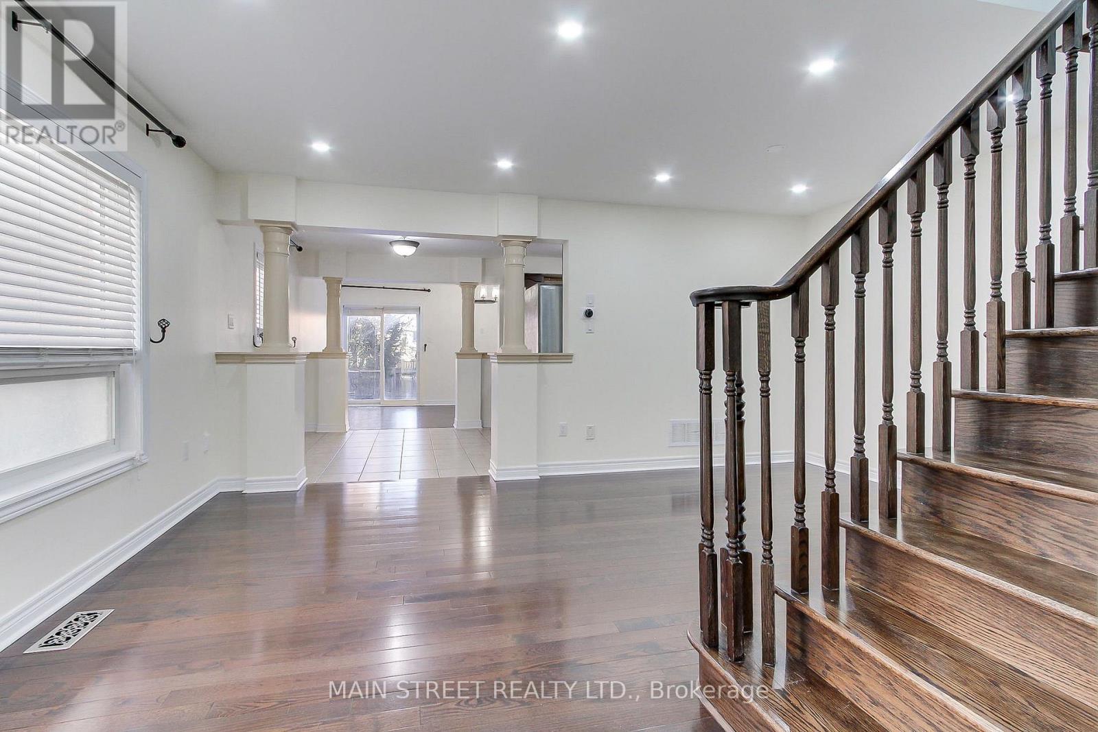 73 Four Seasons Crescent, East Gwillimbury, Ontario  L9N 0C4 - Photo 4 - N12561988